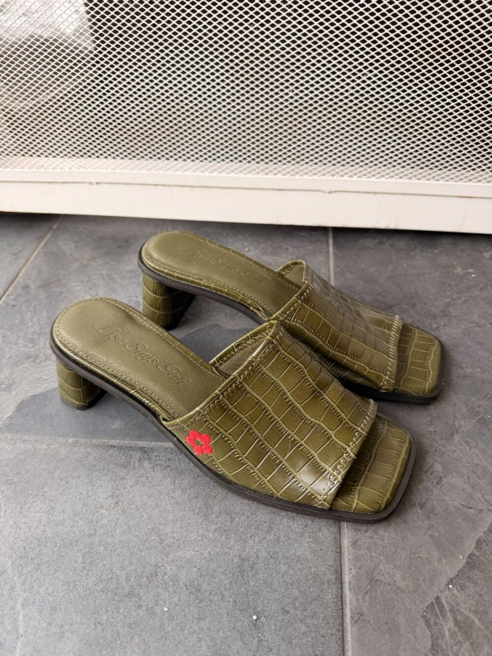 Lisa Says Gah 7.5 Olive Green Square Toe Slide Mules Croc-Embossed - Picture 2 of 8